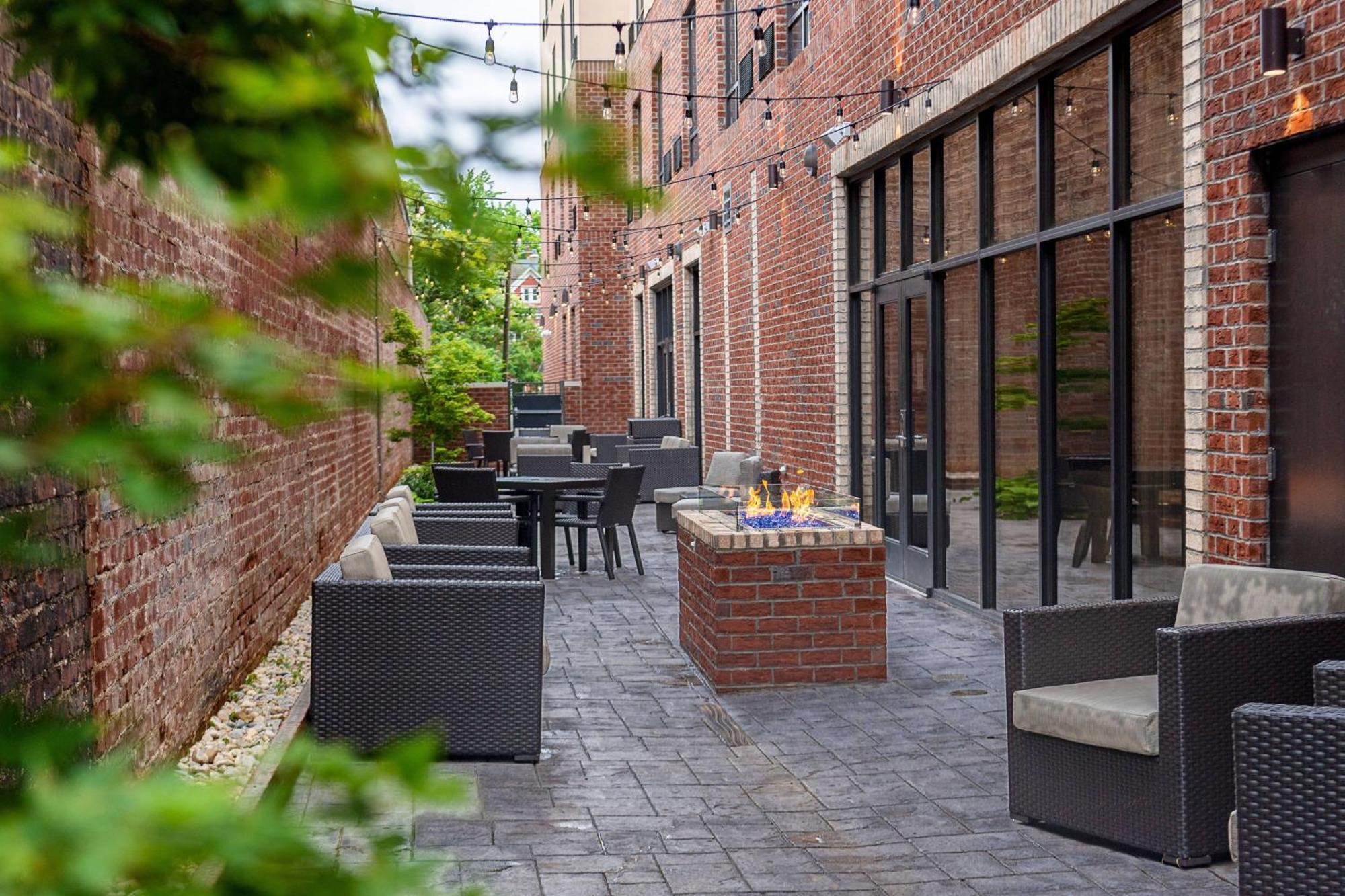 Courtyard Winston-Salem Downtown Hotel Exterior foto